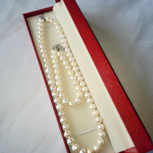 Jewelry - Pearl necklace and bracelet set!